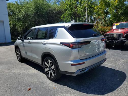 2025 Mitsubishi Outlander SE