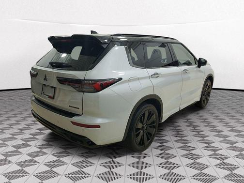 White Diamond / Black 2026 Mitsubishi Outlander Black Edition