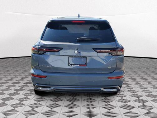 Moonstone Gray Metallic 2026 Mitsubishi Outlander SE