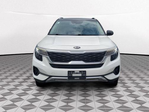 Clear White / Black Roof 2021 Kia Seltos S