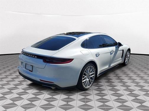 2018 Porsche Panamera 4