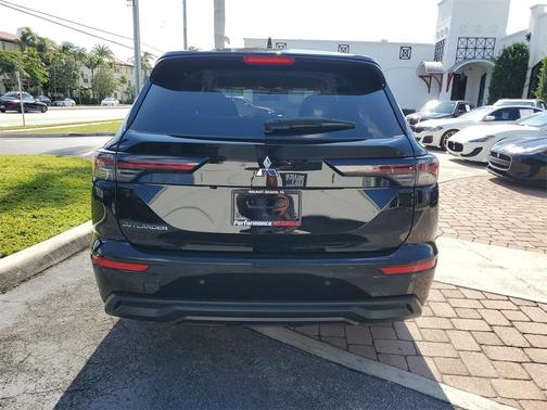 2025 Mitsubishi Outlander ES