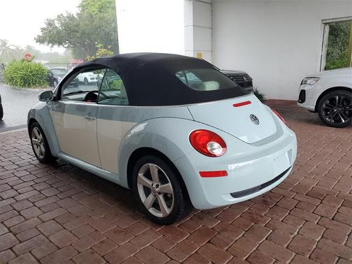 2010 Volkswagen New Beetle 