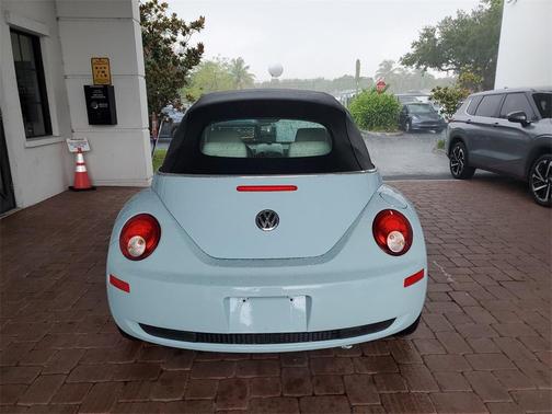 2010 Volkswagen New Beetle 