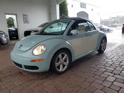 2010 Volkswagen New Beetle 