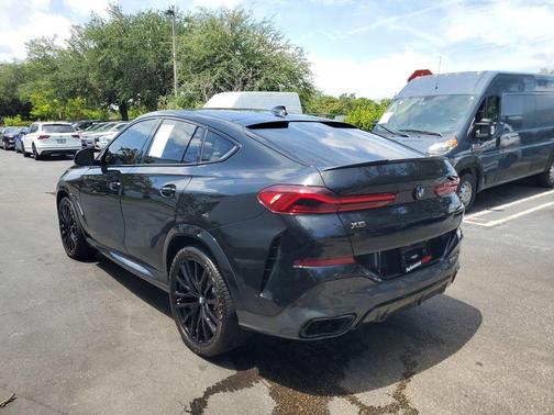 Black Sapphire Metallic 2022 BMW X6 M50i