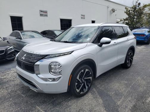 Diamond White 2024 Mitsubishi Outlander SEL