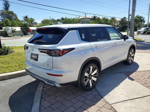 2025 Mitsubishi Outlander SE