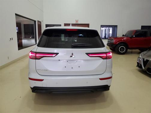 2025 Mitsubishi Outlander ES