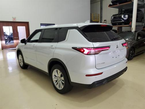 2025 Mitsubishi Outlander ES