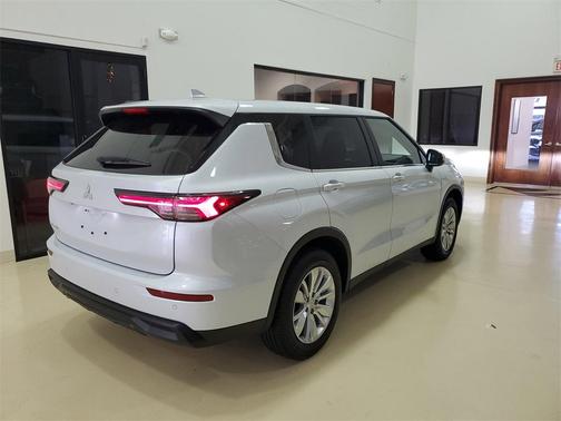 2025 Mitsubishi Outlander ES
