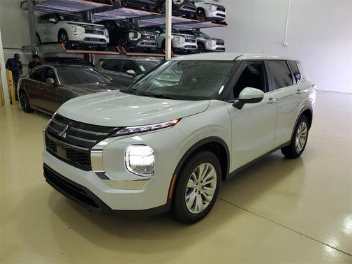 2025 Mitsubishi Outlander ES