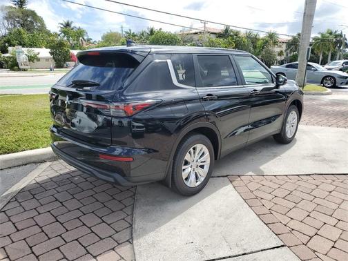2025 Mitsubishi Outlander ES