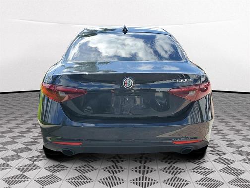 2022 Alfa Romeo Giulia Base