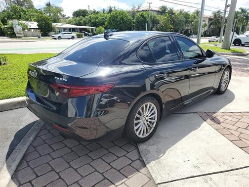 2022 Alfa Romeo Giulia Base