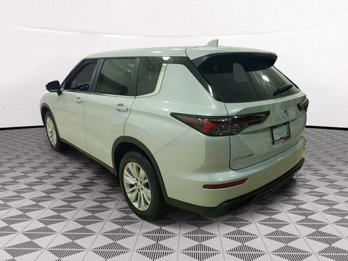 White Diamond 2026 Mitsubishi Outlander ES