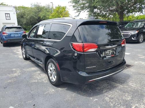 Brilliant Black Crystal Pearlcoat 2019 Chrysler Pacifica Limited