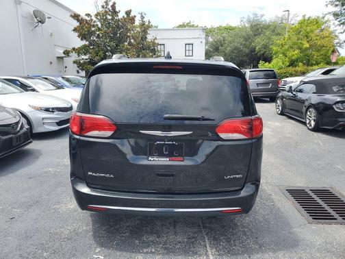Brilliant Black Crystal Pearlcoat 2019 Chrysler Pacifica Limited