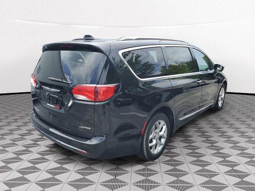 Brilliant Black Crystal Pearlcoat 2019 Chrysler Pacifica Limited