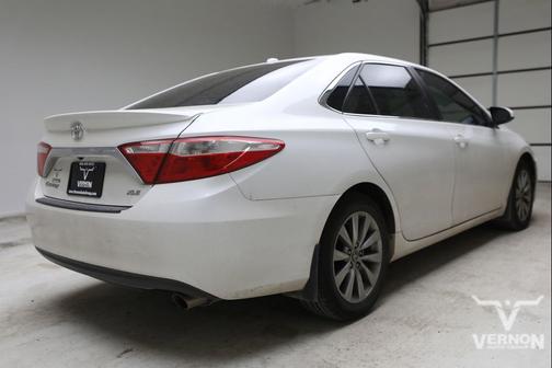 Super White 2017 Toyota Camry XLE