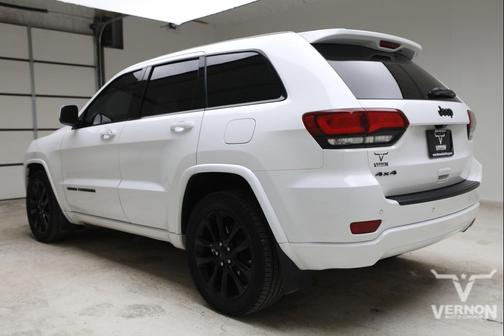 Bright White Clearcoat 2021 Jeep Grand Cherokee Laredo