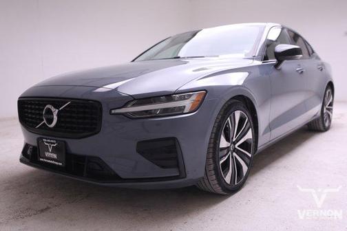 2022 Volvo S60 T5 Momentum
