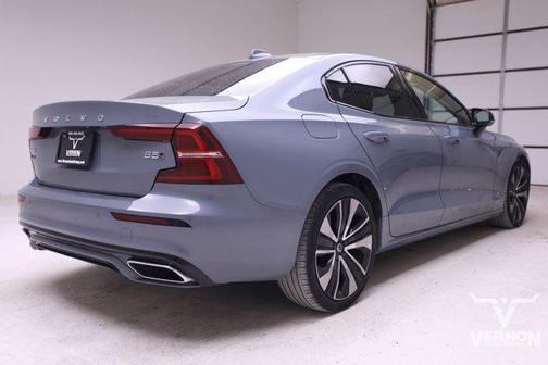 2022 Volvo S60 T5 Momentum