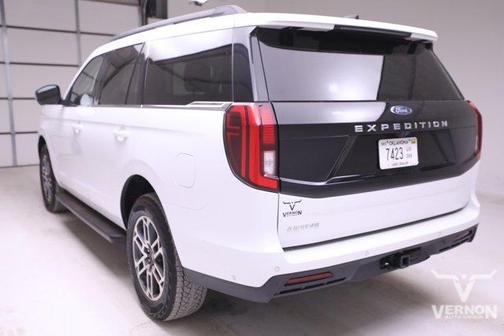 Oxford White 2025 Ford Expedition Active