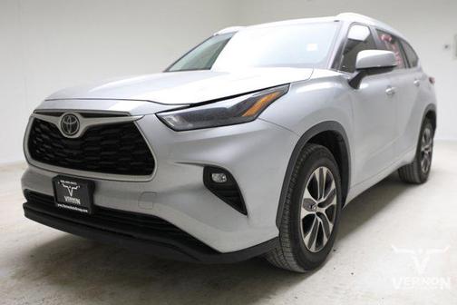 Celestial Silver Metallic 2023 Toyota Highlander XLE