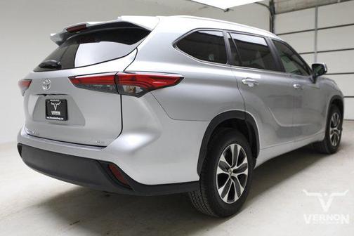 Celestial Silver Metallic 2023 Toyota Highlander XLE