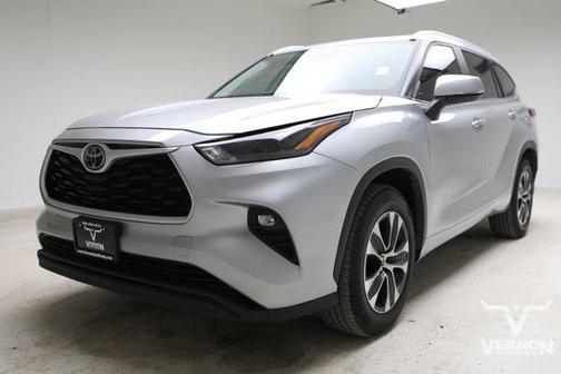Celestial Silver Metallic 2023 Toyota Highlander XLE