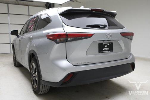 Celestial Silver Metallic 2023 Toyota Highlander XLE