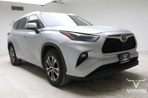 Celestial Silver Metallic 2023 Toyota Highlander XLE