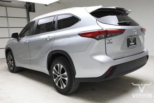 Celestial Silver Metallic 2023 Toyota Highlander XLE