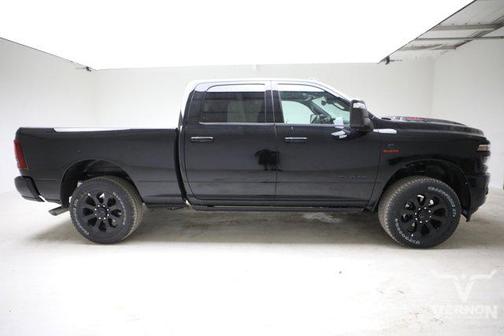 Diamond Black Crystal Pearlcoat 2026 RAM 2500 Laramie Crew Cab 4x4 6'4' Box