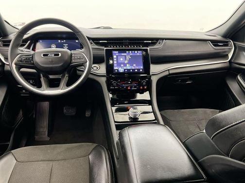 Diamond Black Crystal Pearlcoat 2024 Jeep Grand Cherokee Altitude