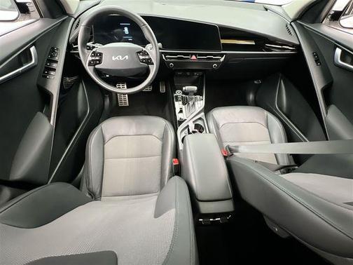 Snow White Pearl 2023 Kia Niro Touring