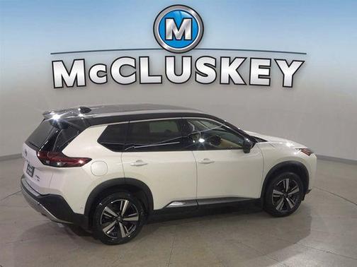 Pearl White Tricoat/Super Black 2023 Nissan Rogue Platinum