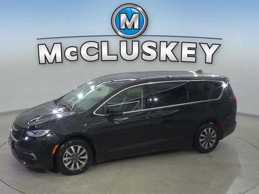 Brilliant Black Crystal Pearlcoat 2023 Chrysler Pacifica Hybrid Touring L