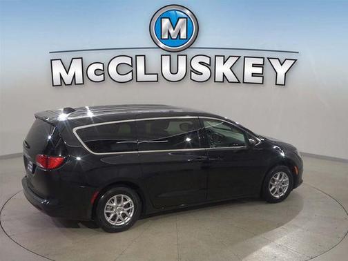 Brilliant Black Crystal Pearlcoat 2023 Chrysler Voyager LX