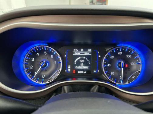 Brilliant Black Crystal Pearlcoat 2023 Chrysler Voyager LX