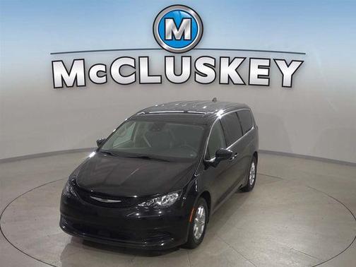 Brilliant Black Crystal Pearlcoat 2023 Chrysler Voyager LX