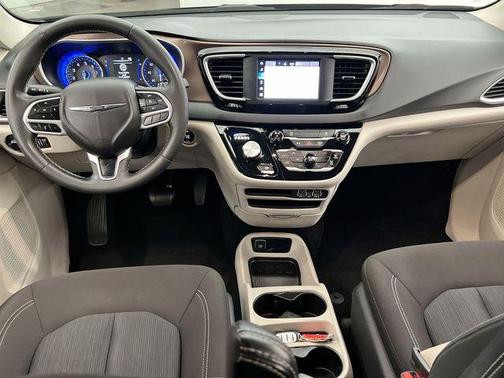 Brilliant Black Crystal Pearlcoat 2023 Chrysler Voyager LX