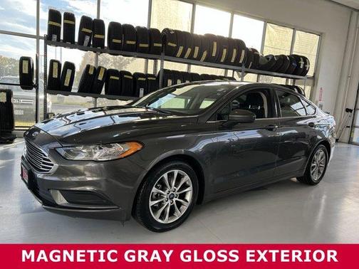 Photo 2 of 30 of 2017 Ford Fusion SE