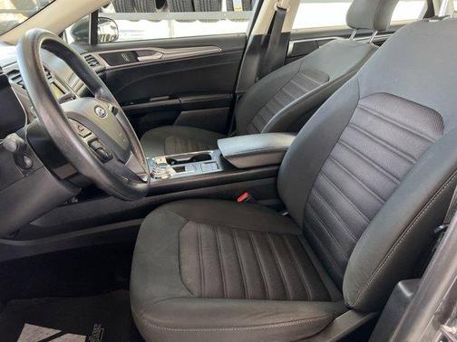 Photo 3 of 30 of 2017 Ford Fusion SE