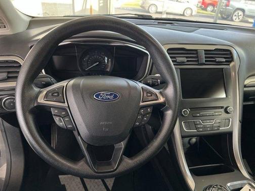 Photo 5 of 30 of 2017 Ford Fusion SE