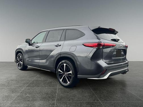 Magnetic Gray Metallic 2021 Toyota Highlander XSE