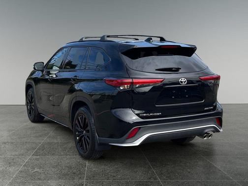 Midnight Black Metallic 2023 Toyota Highlander XSE