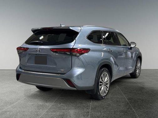 2022 Toyota Highlander Hybrid Platinum