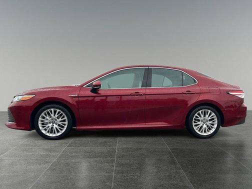 2020 Toyota Camry Hybrid XLE